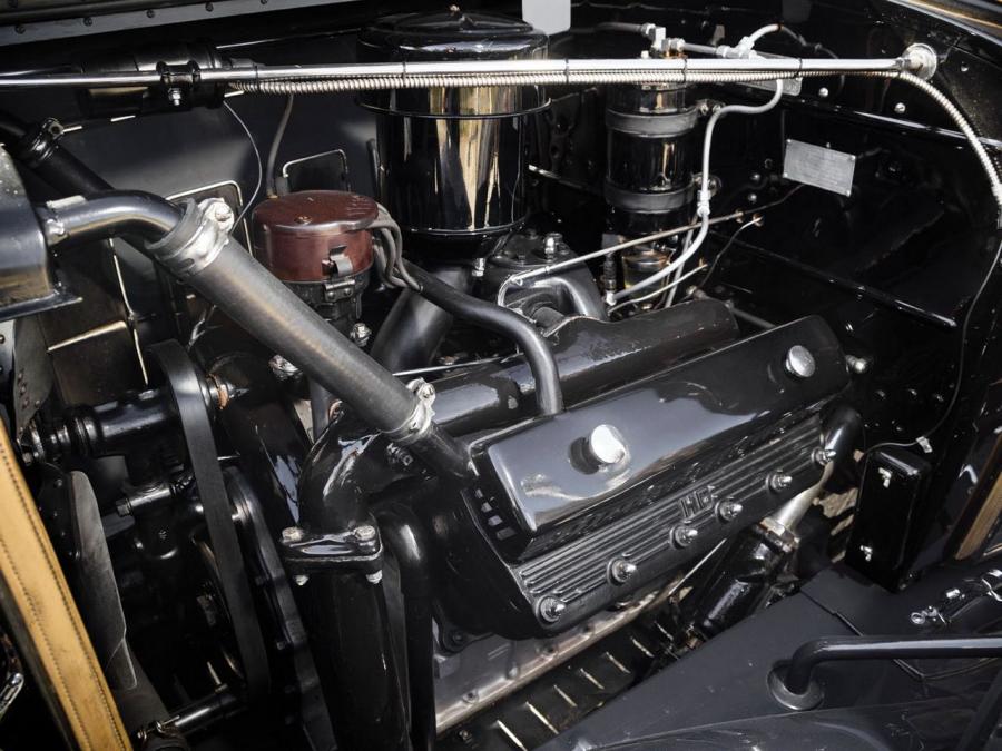 Моторный отсек Cadillac V8 355-A Roadster by Fleetwood (4502) 1931 года  (фото 18 из 29)